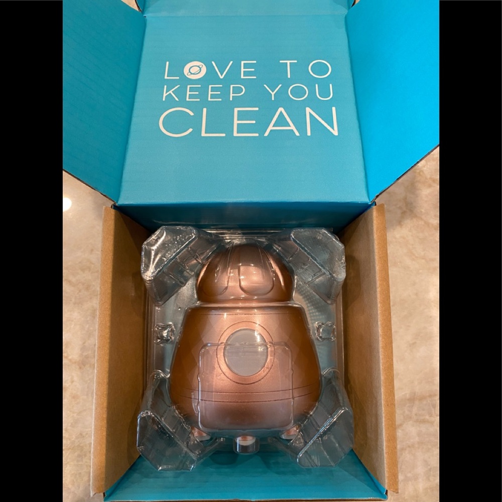 TAO Ona Diamond facial brush with UV sanitizer